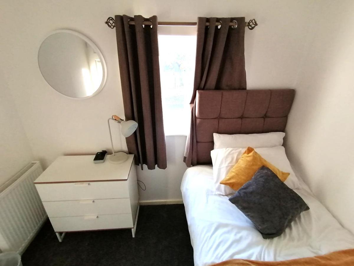 Milton House - Entire 3Bed House Free Wifi & 4 Free Parking Spaces Serviced Accommodation Newcastle Uk エクステリア 写真